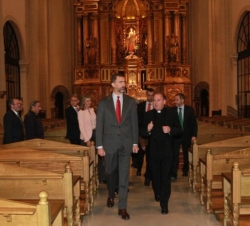 Don Felipe a su salida de la Basílica de la Virgen de Valldeflors